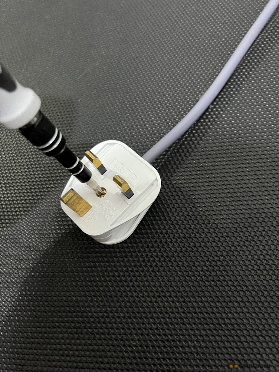 unscrew power extension plug